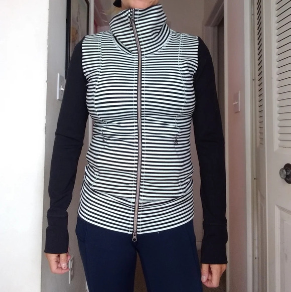 Lululemon women's striped everyday yoga zip up jacket EUC 4 - Picture 5 of 5